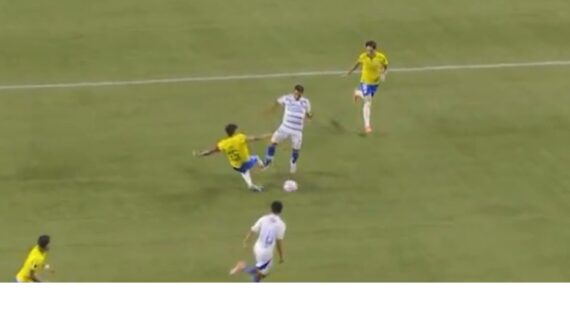 Gustavo Gómez tirou o atacante Wanderson do jogo após entrada dura. (foto: Reprodução )