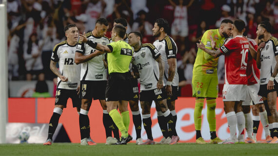 Jogadores reclamam com o árbitro em expulsão de Vitor Hugo (foto: Pedro Souza / Atlético)