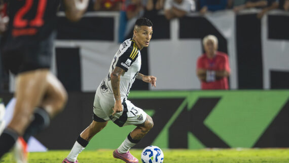 Guilherme Arana em ação contra o Bragantino. (foto: Pedro Souza / Atlético.)
