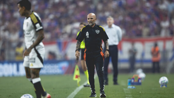 Sampaoli na derrota do Atlético para o Fortaleza (foto: Pedro Souza / Atlético)