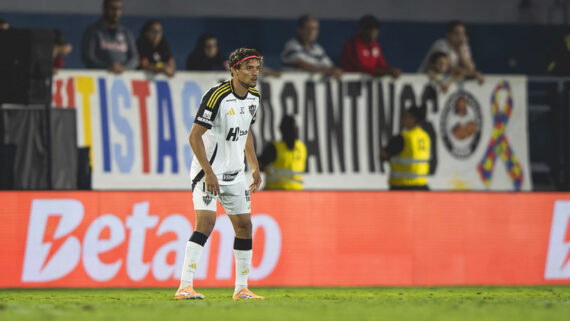 Gustavo Scarpa com a camisa do Galo (foto: Pedro Souza / Atlético)