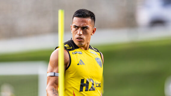 Cuello em treinamento na Cidade do Galo (foto: Paulo Henrique França / Atlético)