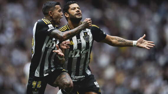 Hulk e Dudu comemoram gol na goleada contra o Vasco (foto: Pedro Souza / Atlético)