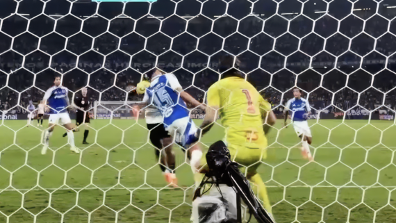 VAR revisa gol de Memphis e não 