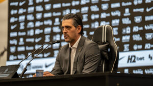 Paulo Bracks em entrevista coletiva (foto: Daniela Veiga / Atlético)