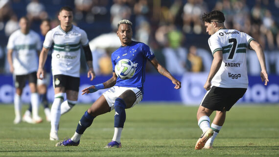 Matheus Pereira em ação pelo Cruzeiro contra o Coritiba em 2023. (foto: Staff Images / Cruzeiro.)