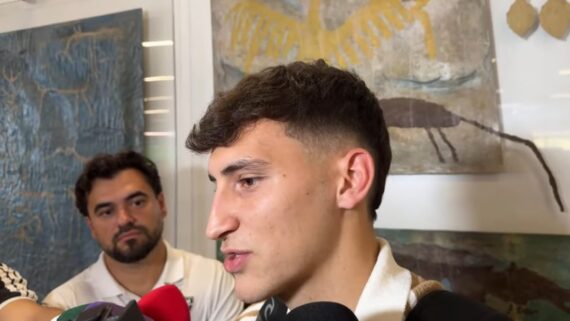 Tomás Pérez no desembarque em Confins (foto: Reprodução / Rede Social)