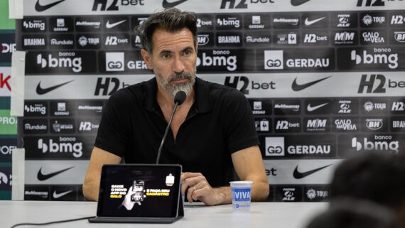 Domínguez na entrevista coletiva (foto: Daniela Veiga / Atlético)