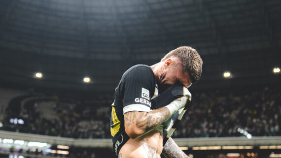 Lyanco se emocionou após a partida contra o São Paulo (foto: Pedro Souza / Atlético)