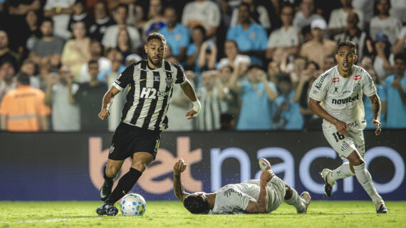Renan Lodi na partida contra o Santos (foto: Pedro Souza / Atlético)