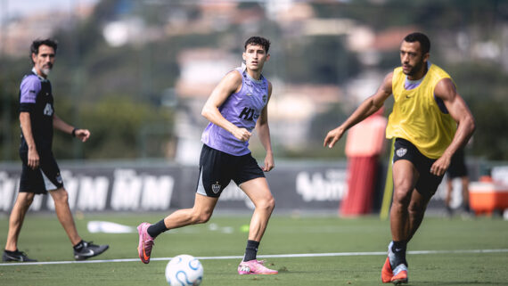 Eduardo Domínguez observa treinamento na Cidade do Galo (foto: Pedro Souza / Atlético)