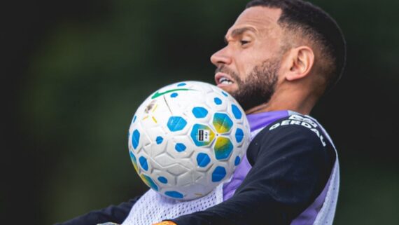 Everson falou na saída do gramado no Couto Pereira (foto: Pedro Souza / Atlético)