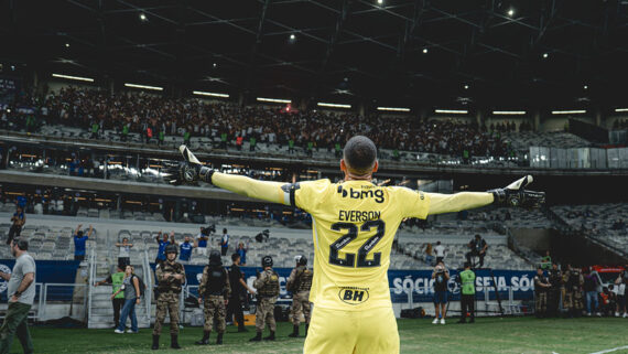Everson comemorou com o torcedor após o apito final (foto: Pedro Souza / Atlético)