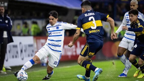 Fagner faz o gol de empate do Cruzeiro na Argentina. (foto: Gustavo Aleixo/Cruzeiro.)