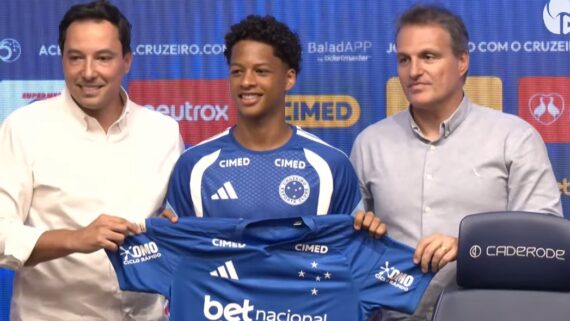 Zé Lucas em apresentação na Toca da Raposa. (foto: Reprodução / YouTube.)