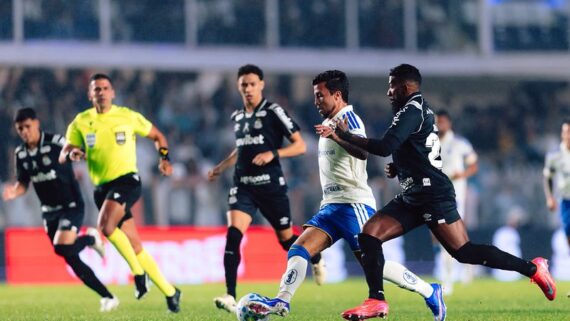 Santos x Cruzeiro, na Vila Belmiro. (foto: Caique Coufal/Cruzeiro.)