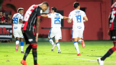 Cruzeiro bate o Vitória de virada, no Barradão.