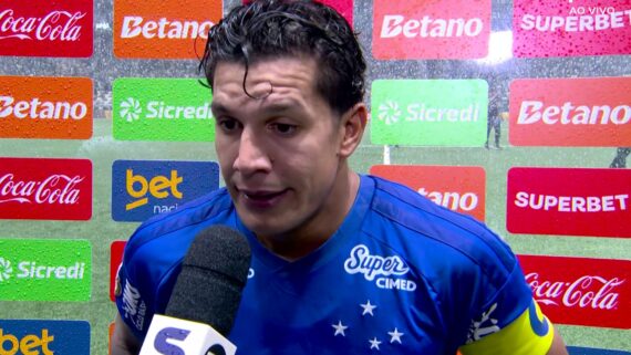 Volante lamentou a derrota para o Atlético-MG, mas destacou que Raposa precisa manter a cabeça fria e buscar uma vaga na competição continental em 2027. (foto: Reprodução / SporTV.)