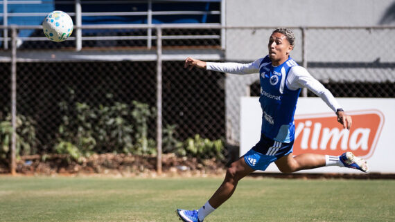 Kauã Moraes durante treinamento na Toca da Raposa. (foto: Gustavo Aleixo/Cruzeiro.)
