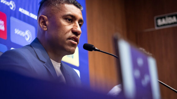 Chegada de Paulinho, novo dirigente do Cruzeiro. (foto: Gustavo Aleixo/Cruzeiro.)