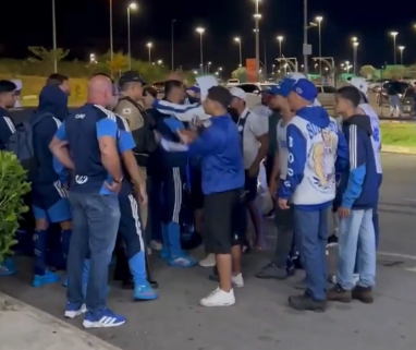 Cruzeiro foi alvo de protestos no desembarque em Confins. (foto: Reprodução / Internet.)